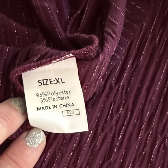 Chic Long-Sleeve Dress in Deep Red - Picture 2 of 3